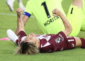 神戸-鳥栖　後半１０分、３点目を決め、ガッツポーズする神戸の古橋＝ノエビアスタジアム神戸（撮影・吉田敦史）