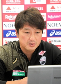 オンラインで就任の経緯や今後の意気込みを語る神戸の三浦淳寛新監督＝神戸市西区のいぶきの森球技場（(c)ＶＩＳＳＥＬ　ＫＯＢＥ）