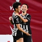 神戸-ＦＣ東京　前半、先制ゴールを決め、喜ぶ神戸・安井（右）＝ノエビアスタジアム神戸（撮影・中西幸大）