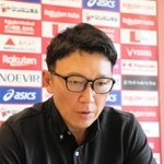 三浦淳寛新監督の就任をオンラインで発表する神戸の立花陽三社長＝神戸市西区のいぶきの森球技場（（Ｃ）ＶＩＳＳＥＬ　ＫＯＢＥ）