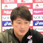 オンラインで就任の経緯や今後の意気込みを語る神戸の三浦淳寛新監督＝神戸市西区のいぶきの森球技場（(c)ＶＩＳＳＥＬ　ＫＯＢＥ）