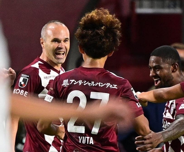 先月３０日の名古屋戦で後半ゴールを決め、ベンチ前で喜びを爆発させるイニエスタ＝ノエビアスタジアム神戸（撮影・秋山亮太）