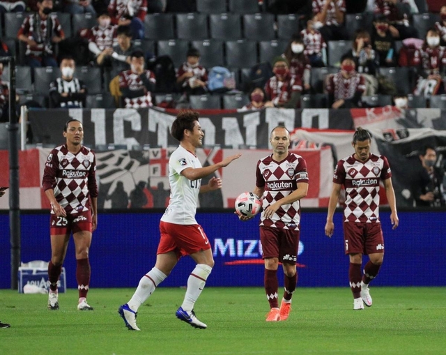 神戸-鹿島　前半、先制点を許し、肩を落とすイニエスタら神戸イレブン　＝ノエビアスタジアム神戸（撮影・鈴木雅之）