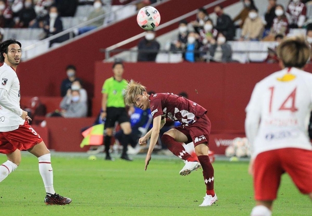 神戸-鹿島　前半、ゴール前へパスを出す神戸・古橋＝ノエビアスタジアム神戸（撮影・鈴木雅之）