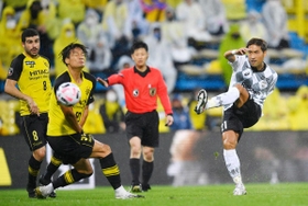 柏－神戸　後半、シュートを放つ神戸・田中（右端）