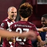 先月３０日の名古屋戦で後半ゴールを決め、ベンチ前で喜びを爆発させるイニエスタ＝ノエビアスタジアム神戸（撮影・秋山亮太）