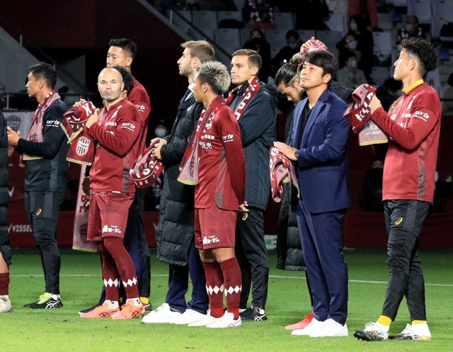 ホーム最終戦を終え、サポーターの前であいさつする神戸の三浦監督（右から２人目）、イニエスタ（左から２人目）ら（撮影・鈴木雅之）