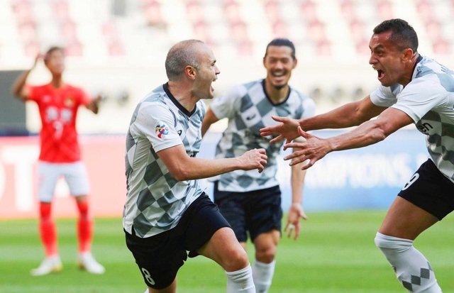 広州恒大－神戸　後半、チーム３点目のゴール決め、喜ぶ神戸・イニエスタ（左）。右は２点目を挙げたドウグラス