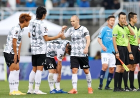 逆転負けを喫し、肩を落とすイニエスタ（中央）ら神戸イレブン。右から３人目は横浜ＦＣの三浦