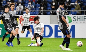 Ｇ大阪－神戸　後半、今季初出場の神戸・中坂（中央）がシュートを放つが、得点ならず（撮影・後藤亮平）