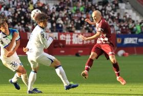 神戸－湘南　後半、イニエスタ（右）のシュートは相手に阻まれる（撮影・斎藤雅志）