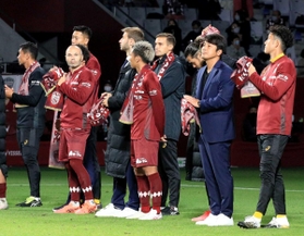ホーム最終戦を終え、サポーターの前であいさつする神戸の三浦監督（右から２人目）、イニエスタ（左から２人目）ら（撮影・鈴木雅之）