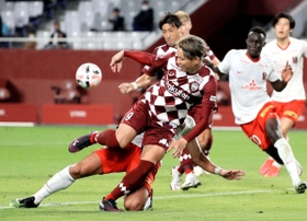 神戸－浦和　前半、ゴール前で相手に阻まれる神戸・藤本憲（撮影・鈴木雅之）