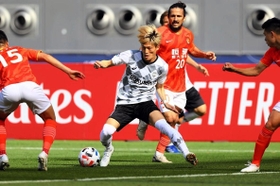 広州恒大-神戸　前半、相手に囲まれながらもボールをキープする神戸・古橋（(c)ＶＩＳＳＥＬ　ＫＯＢＥ）