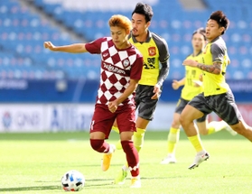 神戸－広州恒大　前半、ドリブルで切り込む神戸の小田＝カタール・アルワクラ（Ｃ）ＶＩＳＳＥＬ　ＫＯＢＥ