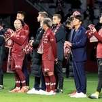 ホーム最終戦を終え、サポーターの前であいさつする神戸の三浦監督（右から２人目）、イニエスタ（左から２人目）ら（撮影・鈴木雅之）