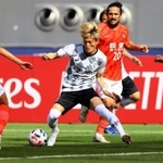 広州恒大-神戸　前半、相手に囲まれながらもボールをキープする神戸・古橋（(c)ＶＩＳＳＥＬ　ＫＯＢＥ）