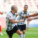 広州恒大－神戸　後半、チーム３点目のゴール決め、喜ぶ神戸・イニエスタ（左）。右は２点目を挙げたドウグラス