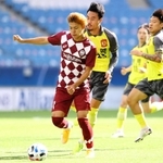 神戸－広州恒大　前半、ドリブルで切り込む神戸の小田＝カタール・アルワクラ（Ｃ）ＶＩＳＳＥＬ　ＫＯＢＥ