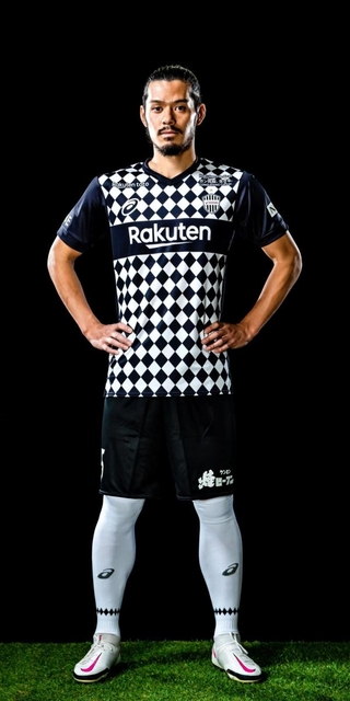 来季のアウェー用ユニホームを着用する神戸の山口＝（Ｃ）ＶＩＳＳＥＬ　ＫＯＢＥ