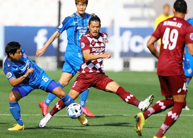 神戸-蔚山　前半、相手にプレッシャーをかける神戸の山口（中央）＝（Ｃ）ＶＩＳＳＥＬ　ＫＯＢＥ