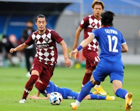 神戸-水原　前半、神戸・安井（左）がボールを追う（Ｃ）ＶＩＳＳＥＬ　ＫＯＢＥ