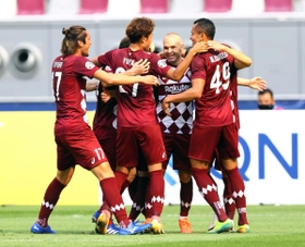 神戸-上海上港　先制点を挙げ、仲間に囲まれるイニエスタ＝（Ｃ）ＶＩＳＳＥＬ　ＫＯＢＥ