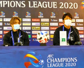 準決勝の前日会見に臨んだ神戸の三浦監督（右）と酒井＝ドーハ（（Ｃ）ＶＩＳＳＥＬ　ＫＯＢＥ）