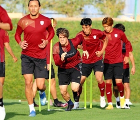 準決勝の蔚山戦に向けて調整する酒井ら神戸の選手たち＝ドーハ（（Ｃ）ＶＩＳＳＥＬ　ＫＯＢＥ）