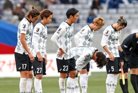 ＦＣ東京に敗れ、肩を落とす神戸イレブン