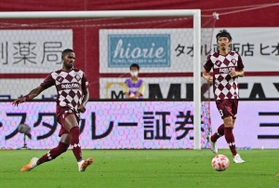 ルヴァン杯の川崎戦でともに最終ラインを守る渡部（右）とダンクレー（左）＝９月２日、ノエビアスタジアム神戸