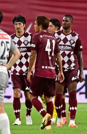 ルヴァン杯の川崎戦で共闘した渡部（左）とダンクレー（右）＝９月２日、ノエビアスタジアム神戸