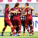 神戸-上海上港　先制点を挙げ、仲間に囲まれるイニエスタ＝（Ｃ）ＶＩＳＳＥＬ　ＫＯＢＥ