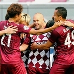 神戸－上海上港　前半、先制ゴールを決め、笑顔の神戸・イニエスタ（中央）