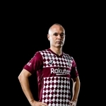 来季のホーム用ユニホームを着用する神戸のイニエスタ＝（Ｃ）ＶＩＳＳＥＬ　ＫＯＢＥ