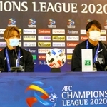 準決勝の前日会見に臨んだ神戸の三浦監督（右）と酒井＝ドーハ（（Ｃ）ＶＩＳＳＥＬ　ＫＯＢＥ）