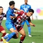 神戸-蔚山　前半、相手と競り合う神戸の山川（中央）＝（Ｃ）ＶＩＳＳＥＬ　ＫＯＢＥ