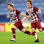 ＡＣＬ準々決勝で同点の直接ＦＫを決め、駆けだす神戸の古橋（左）と酒井（ⓒＶＩＳＳＥＬ　ＫＯＢＥ）