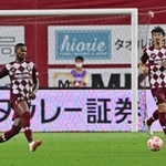 ルヴァン杯の川崎戦でともに最終ラインを守る渡部（右）とダンクレー（左）＝９月２日、ノエビアスタジアム神戸