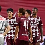 ルヴァン杯の川崎戦で共闘した渡部（左）とダンクレー（右）＝９月２日、ノエビアスタジアム神戸