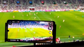 ヴィッセル神戸の試合で実験した観戦用アプリ。選手の位置やオフサイドラインが表示されている＝昨年１１月、ノエビアスタジアム神戸（楽天モバイル提供）