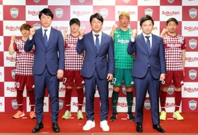 記念撮影でガッツポーズする徳山大樹新社長（前列右）や新加入の（後列左から）井上潮音、桜井辰徳、広永遼太郎、桜内渚ら＝ノエビアスタジアム神戸（Ｃ）ＶＩＳＳＥＬ　ＫＯＢＥ