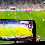 ヴィッセル神戸の試合で実験した観戦用アプリ。選手の位置やオフサイドラインが表示されている＝昨年１１月、ノエビアスタジアム神戸（楽天モバイル提供）