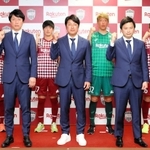 記念撮影でガッツポーズする徳山大樹新社長（前列右）や新加入の（後列左から）井上潮音、桜井辰徳、広永遼太郎、桜内渚ら＝ノエビアスタジアム神戸（Ｃ）ＶＩＳＳＥＬ　ＫＯＢＥ