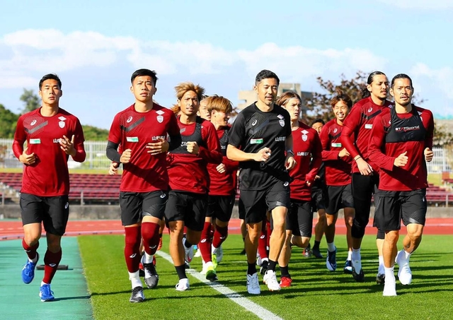 キャンプ入りし、ランニングで汗を流す神戸の選手ら＝沖縄市、タピック県総ひやごんスタジアム（ｃ）ＶＩＳＳＥＬ　ＫＯＢＥ