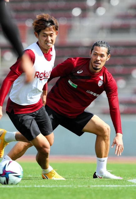 昨季リーグ全試合に出場し、今季も副主将としてチームを引っ張る神戸の山口（右）＝沖縄市のタピック県総ひやごんスタジアム（Ｃ）ＶＩＳＳＥＬ　ＫＯＢＥ