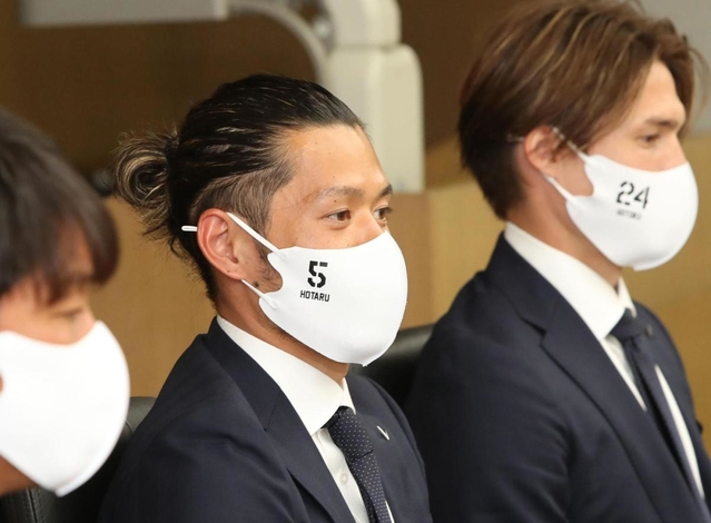 シーズン開幕を前に神戸新聞社を訪れたＪ１神戸の（左から）三浦淳寛監督、山口蛍、酒井高徳（撮影・辰巳直之）