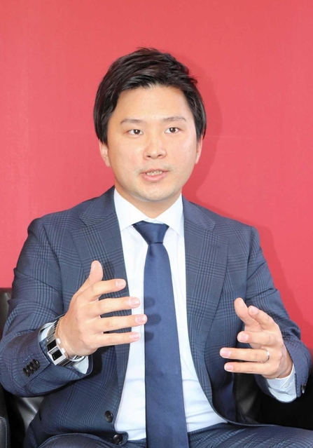 オンライン取材を受ける神戸の徳山大樹社長＝神戸市中央区（ｃ）ＶＩＳＳＥＬ　ＫＯＢＥ