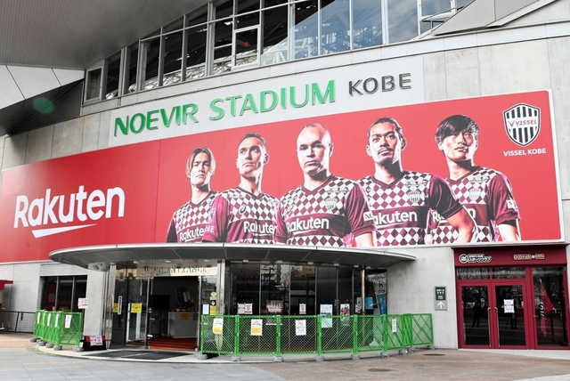 スタジアム正面の巨大パネルには（左から）酒井、フェルマーレン、イニエスタ、山口、古橋の各選手が並ぶ（撮影・後藤亮平）