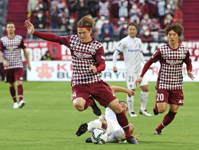 神戸-Ｇ大阪　前半、果敢に突破を図る神戸の酒井高徳（左）。右奥は井上潮音（２０）＝神戸市兵庫区のノエビアスタジアム神戸（撮影・辰巳直之）